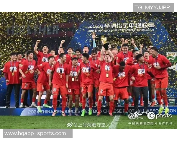 上海市足协热烈祝贺海港队在上海足球史上创造辉煌成就的壮丽篇章